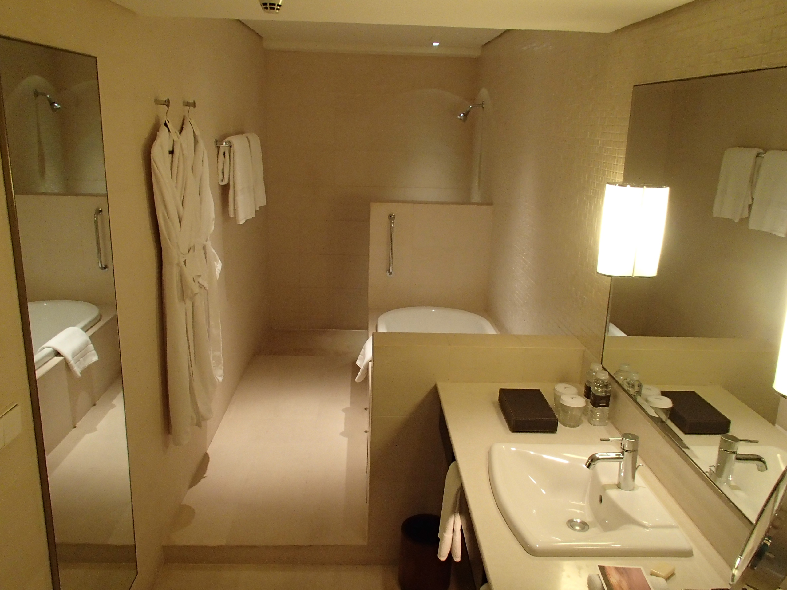 Metropolitan Hotel Bangkok bathroom