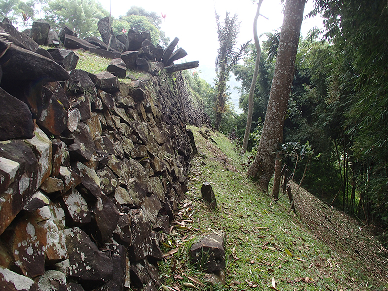 Ganung Padang wall