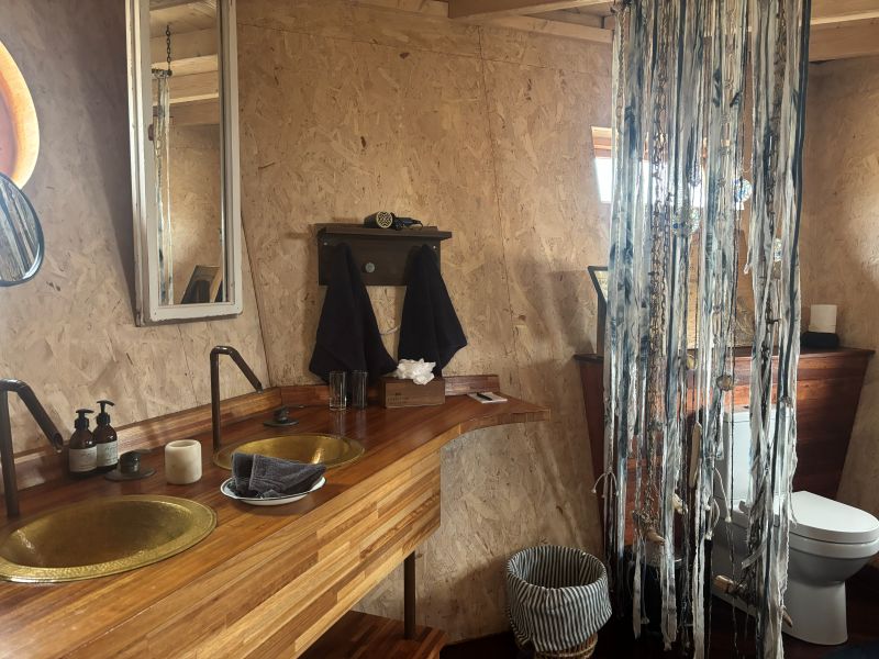 Shipwreck lodge room 7 bathroom